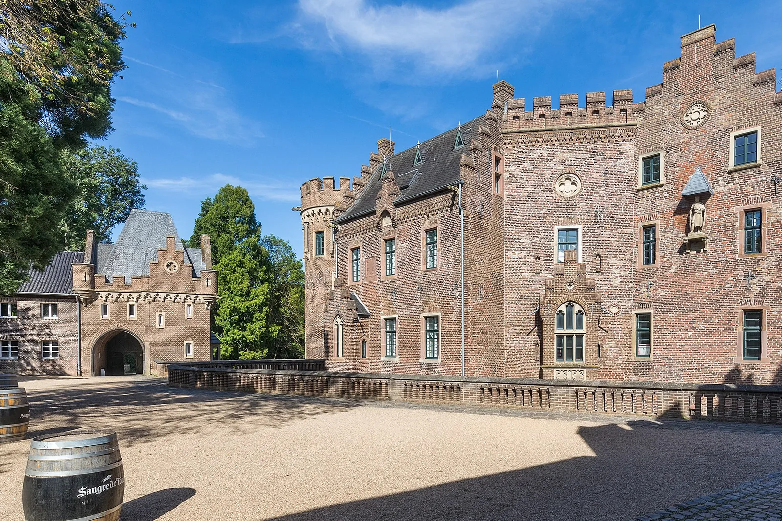 Schloss Paffendorf in Bergheim, eine Wasserburg aus Backstein mit Staffelgiebeln