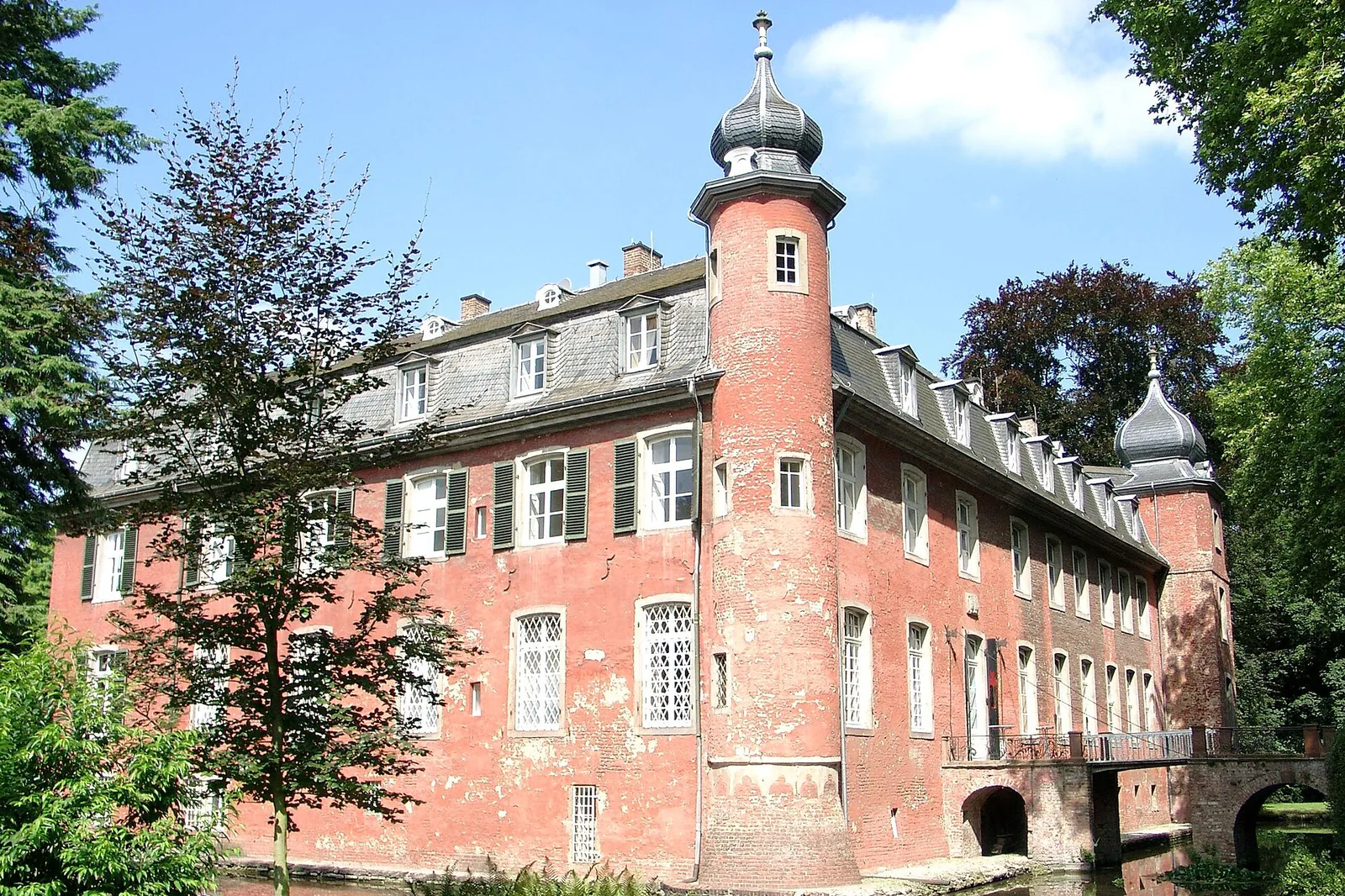 Schloss Gymnich in Erftstadt, eine Wasserburg mit charakteristischen Zwiebeltürmen