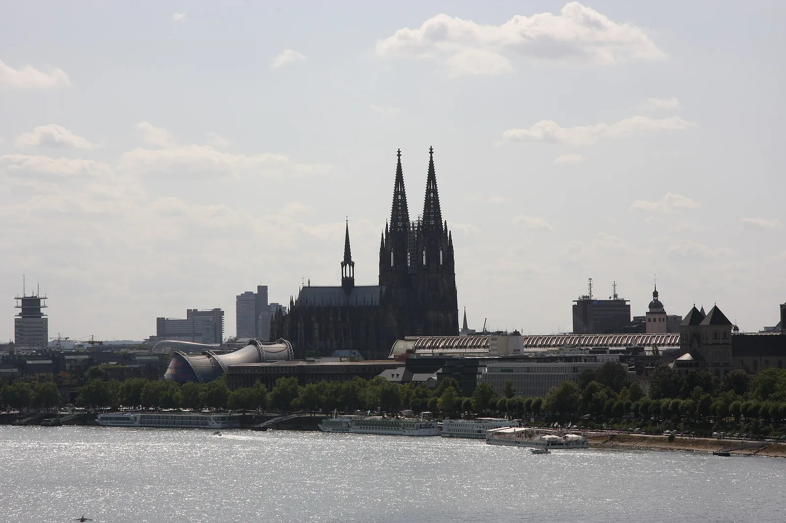 Der Kölner Dom über dem Rhein, gotische Kathedrale und Wahrzeichen von Köln