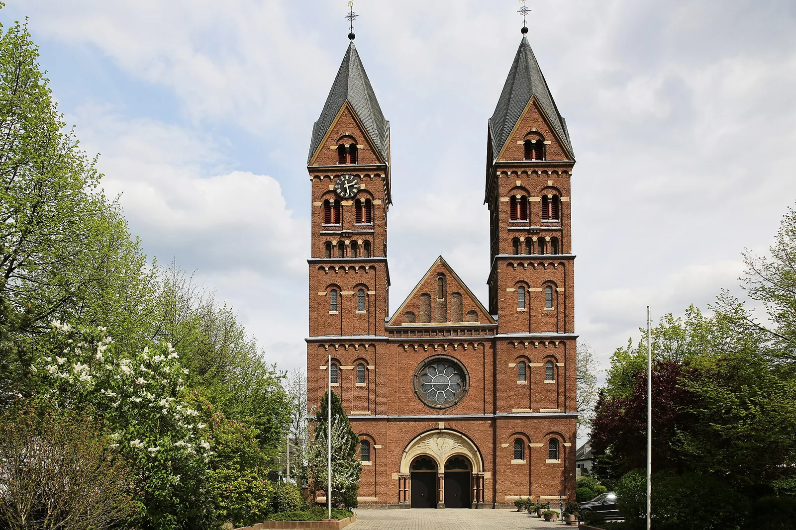 Basilika St. Germanus in Wesseling, neuromanische Doppelturmkirche am Rhein
